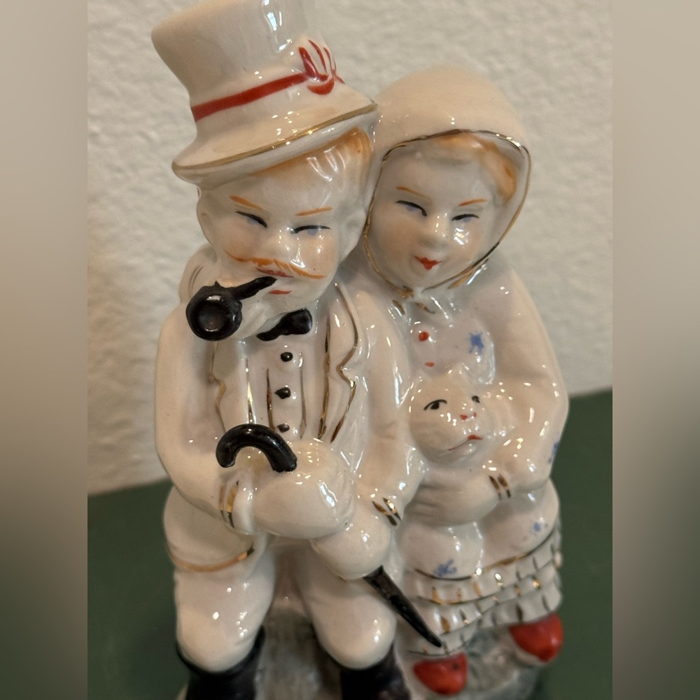 Vintage Porcelian Couple with Cat Figurine - Picture 4 of 12